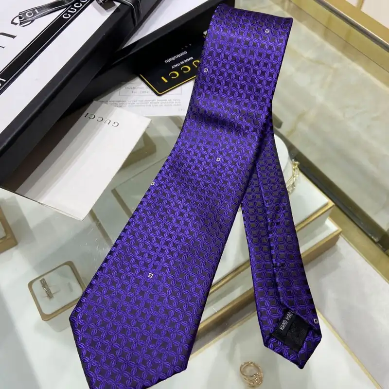 Hot TIES Tie 2210WH0247 0124